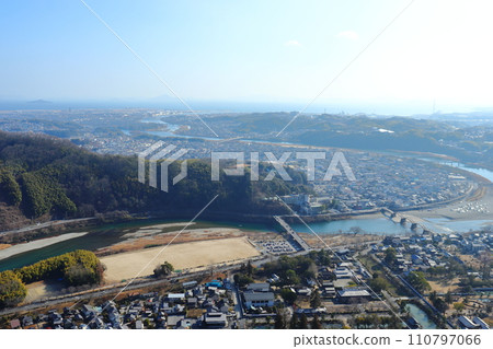 從岩國城眺望（錦帶橋、錦川、岩國空軍基地方向） 110797066