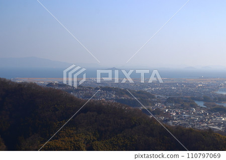 從岩國城眺望小島和岩國空軍基地 110797069