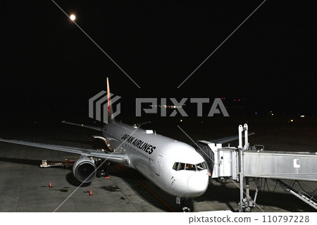 飛機停在滿月的背景下 110797228