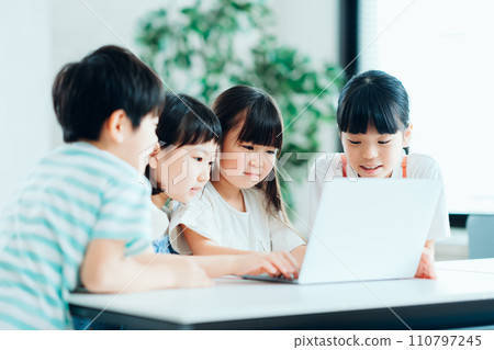 小學生一起在電腦上工作。 110797245