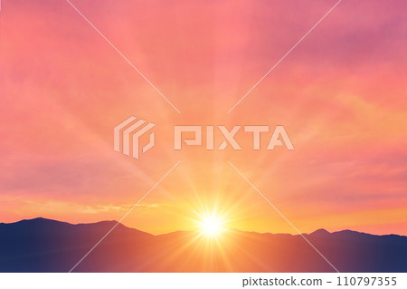 Mountain range and morning sun 110797355