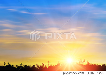 山脈和早晨的陽光 山脈和早晨的陽光 110797356