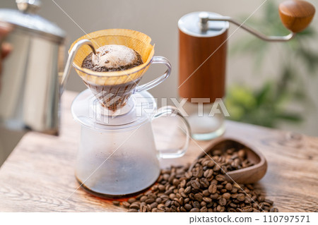 Coffee Coffee Hand Drip HARIO V60 Extraction Tea Grain Coffee Coffee Hand Drip HARIO V60 Extraction Tea Grain 110797571