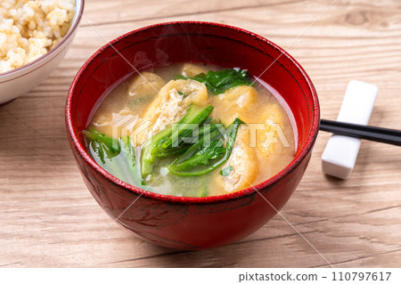 Miso soup with shungiku 110797617