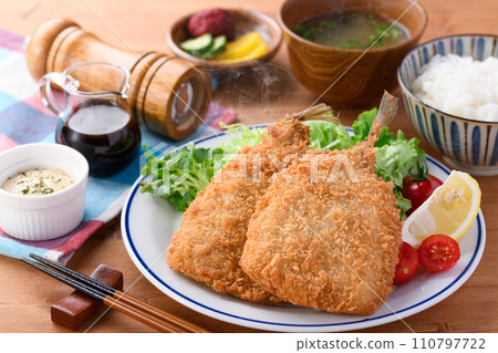 新鮮烹調的炸竹莢魚套餐 110797722