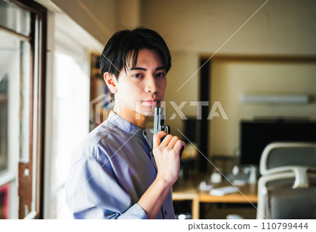 一個拿著槍的男人的肖像 110799444