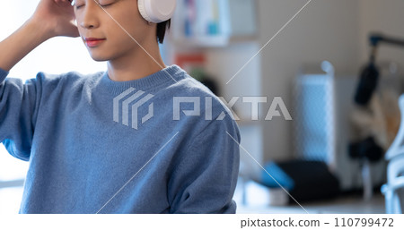 Men's portrait 110799472