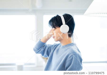 Men's portrait 110799475