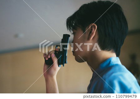 一個拿著槍的男人的肖像 110799479