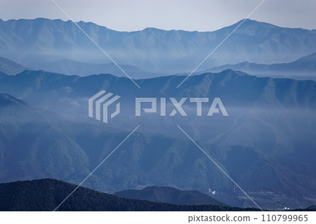 Mt. Kumotori and Mt. Hiryu in the morning mist seen from Tanzawa/Hidomaru 110799965
