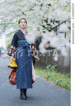 A woman in a hakama 110800029