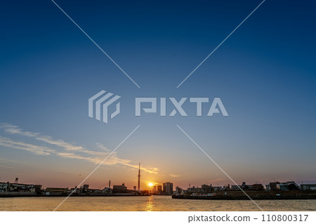 東京中川的晴空塔和日落 110800317