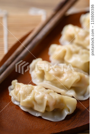 Steamed wonton dumpling stuffed with minced pork and chicken 110800386