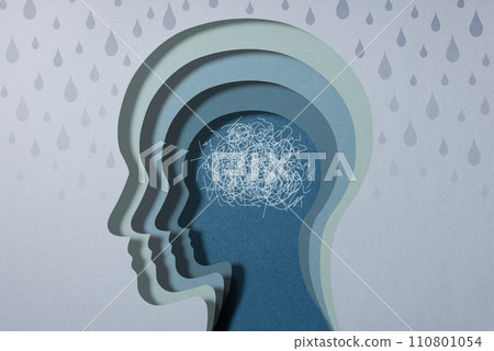 憂鬱症的形象。失望和悲傷。疊加的人頭輪廓。雨滴的插圖。 110801054
