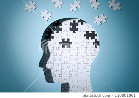 失去記憶的畫面。例如癡呆症和阿茲海默症。帶有人頭輪廓和缺失碎片的拼圖遊戲。 110801061