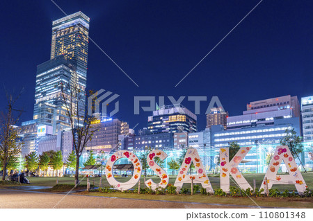 從天王寺公園十芝看到的大阪紀念碑和阿倍野 Harukas 的夜景 110801348