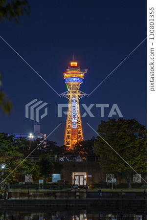 夜晚的天王寺公園、茶臼山、從河床池塘看到的通天閣 110801356