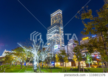 Night view of Abeno Harukas seen from Tennoji Park Ten-Shiba Night view of Abeno Harukas seen from Tennoji Park Ten-Shiba 110801376