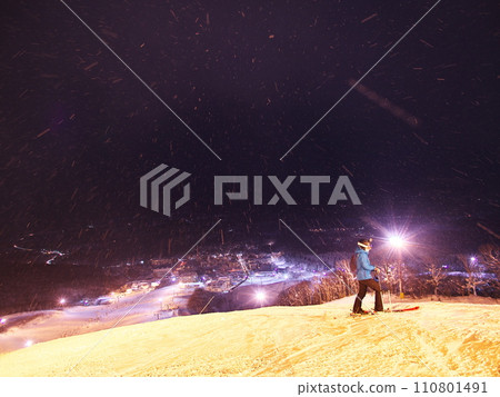從新雪谷東急大比羅夫滑雪場夜間滑雪場欣賞新雪谷比羅夫的景色 從新雪谷東急大比羅夫滑雪場夜間滑雪場欣賞新雪谷比羅夫的景色 110801491