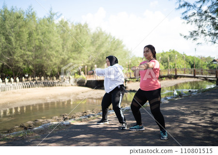 asian women sportswear warming up together asian women sportswear warming up together 110801515