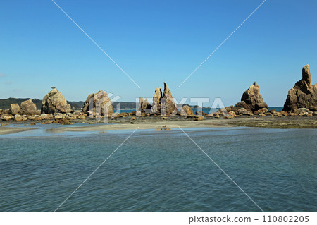 串本町海岸的橋魁岩 串本町海岸的橋魁岩 110802205