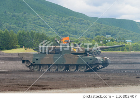 陸上自衛隊90式坦克行駛（側面） 110802407