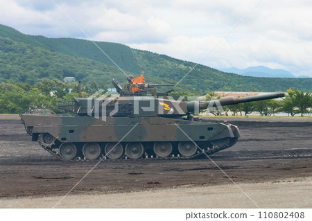 陸上自衛隊90式坦克行駛(側面) 陸上自衛隊90式坦克行駛(側面) 110802408