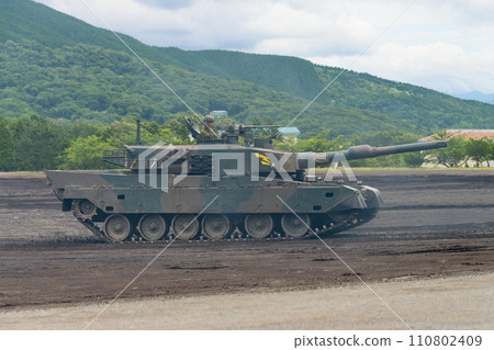 陸上自衛隊90式坦克行駛(側面) 陸上自衛隊90式坦克行駛(側面) 110802409