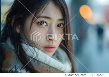 一位日本女性在戶外看著相機的肖像“人工智慧生成的圖像” 110802730