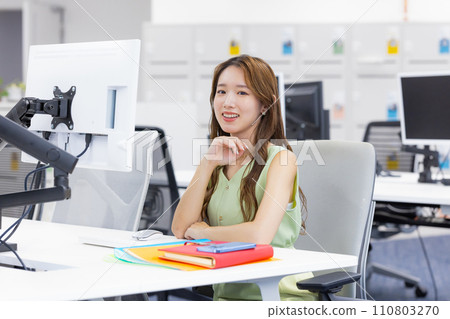 商業在電腦上工作的年輕女子 商業在電腦上工作的年輕女子 110803270