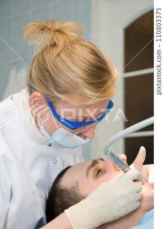 Dentist 110803375