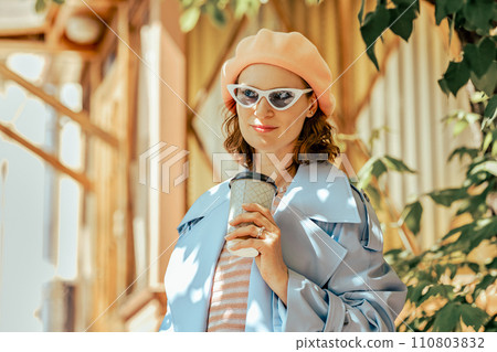Urban portrait of modern stylish woman 110803832