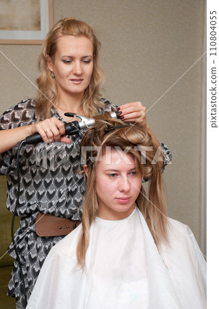 Hair styling 110804055