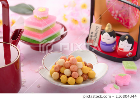 Doll's hail and Hinamatsuri sweets Doll's hail and Hinamatsuri sweets 110804344
