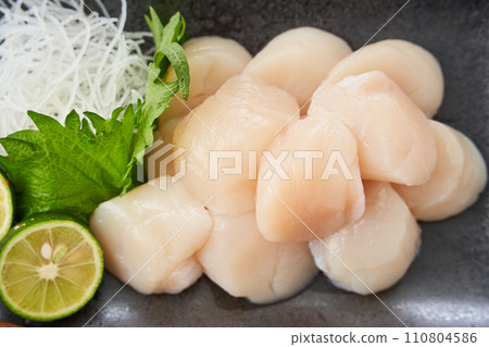 Scallop sashimi 110804586