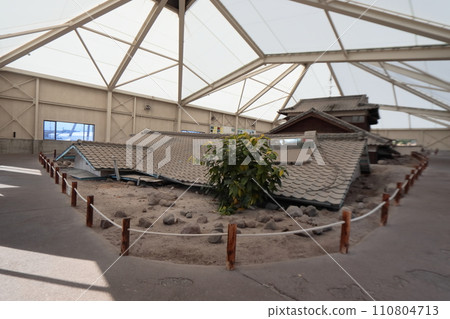 屋頂被泥石流毀壞掩埋（泥石流影響房屋保護公園） 110804713