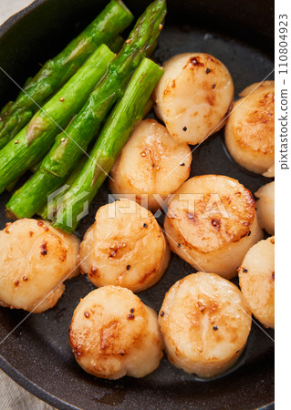 Grilled scallops and asparagus with butter Grilled scallops and asparagus with butter 110804923