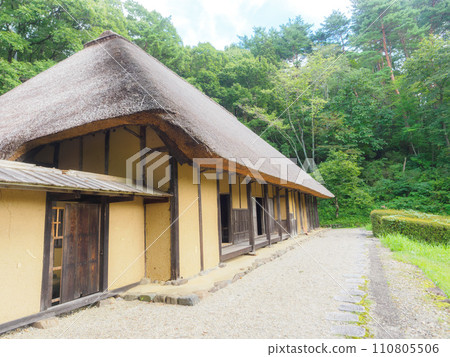 Brightly photographing an old folk house 110805506