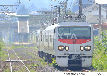 Rare formation of 3 cars of Easti E491, a general track inspection vehicle of JR East, going up the slope of Nishimatsu Ida on the Shinetsu Line + Maya 50 Rare formation of 3 cars of Easti E491, a general track inspection vehicle of JR East, going up the slope of Nishimatsu Ida on the Shinetsu Line + Maya 50 110805579