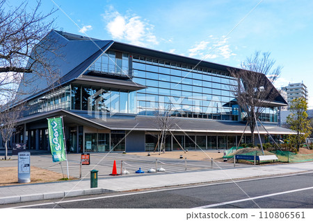 小田原城前矗立著一座讓人想起頭盔的小田原三之丸館 110806561