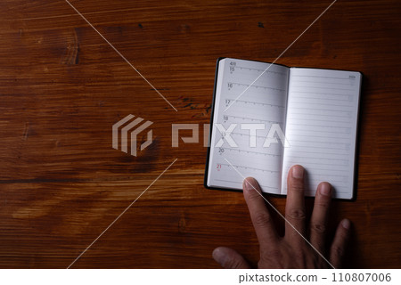 打開筆記本的人 打開筆記本的人 110807006