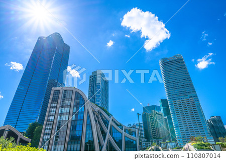 日本東京城市景觀，俯瞰麻布台丘陵，綠樹成蔭的新風景區。希望之光，走向新時代 110807014