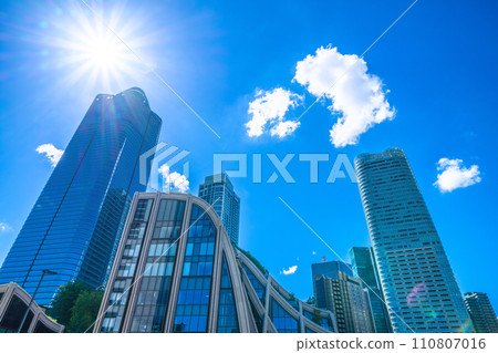 日本東京城市景觀，俯瞰麻布台丘陵，綠樹成蔭的新風景區。希望之光，走向新時代 110807016