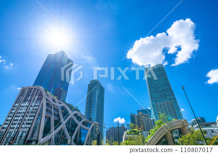 日本東京城市景觀，俯瞰麻布台丘陵，綠樹成蔭的新風景區。希望之光，走向新時代 110807017