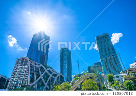 日本東京城市景觀，俯瞰麻布台丘陵，綠樹成蔭的新風景區。希望之光，走向新時代 110807018