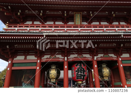 Commemorative photo in front of Kaminarimon 110807236