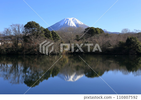 Snowy Mt. Hoki Daisen in Tottori Prefecture with a wide blue sky 110807592