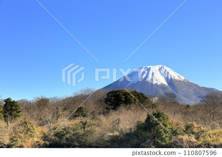 鳥取縣白雪皚皚的保木大山，天空蔚藍廣闊 110807596