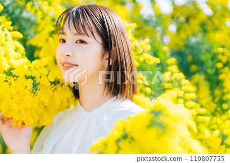 一位年輕女子的植物美形象 一位年輕女子的植物美形象 110807755