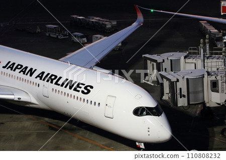 羽田機場在晚上，客機前往夜間航班，國際航班起飛 110808232